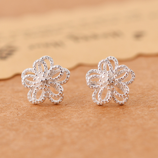 Boucles d'oreilles avec une fine fleur à 5 pétales en argent 925